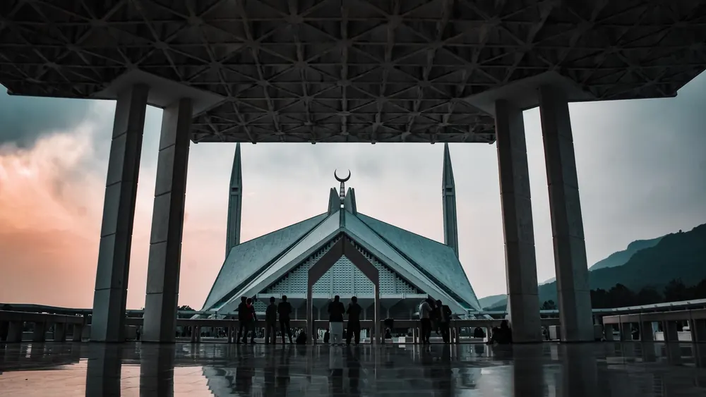 Faisal Mosque in Islamabad with the Margalla Hills behind it